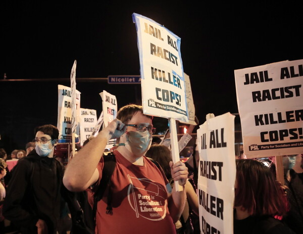 Ξεχειλίζει η οργή για τον Τζορτζ Φλόιντ: Νέες ταραχές και απαγόρευση κυκλοφορίας στη Μινεάπολη