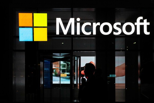 H Microsoft κλείνει σχεδόν όλα τα φυσικά της καταστήματα - Τι θα γίνει με το προσωπικό