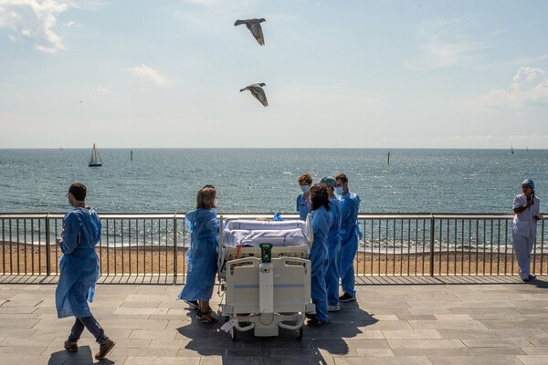 Νοσοκομείο στη Βαρκελώνη παίρνει τους ασθενείς που αναρρώνουν από κορωνοϊό να δουν τη θάλασσα