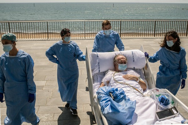 Νοσοκομείο στη Βαρκελώνη παίρνει τους ασθενείς που αναρρώνουν από κορωνοϊό να δουν τη θάλασσα