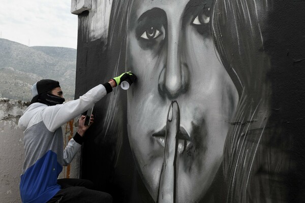 Ο 16χρονος γκραφιτάς της Αθήνας ζωγραφίζει για την ενδοοικογενειακή βία