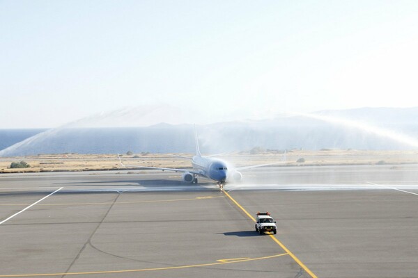 Με υδάτινη «αψίδα» και λύρες η υποδοχή της πρώτης πτήσης στο Ηράκλειο - Τεστ σε όλα τα αεροδρόμια