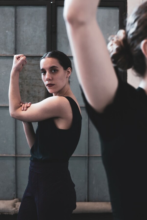 «Instar»: Ένα χορευτικό ντουέτο για τη γυναικεία ταυτότητα από την ομάδα «Πρόσχημα»