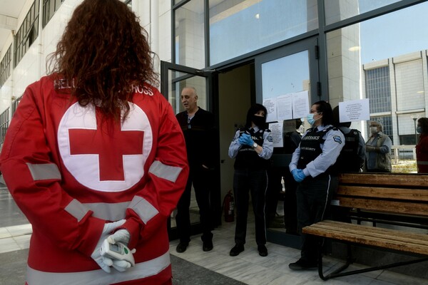 Οι πρώτες εικόνες: Με θερμομέτρηση η είσοδος στο Ειρηνοδικείο - Ουρά στο υποθηκοφυλακείο