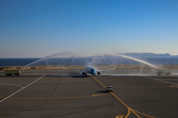 Με υδάτινη «αψίδα» και λύρες η υποδοχή της πρώτης πτήσης στο Ηράκλειο - Τεστ σε όλα τα αεροδρόμια
