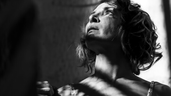 «The Series Noir / Gone»: Η Κωνσταντίνα Τάκαλου, το παρελθόν κι ένα κοντραμπάσο