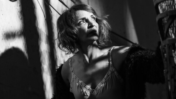 «The Series Noir / Gone»: Η Κωνσταντίνα Τάκαλου, το παρελθόν κι ένα κοντραμπάσο
