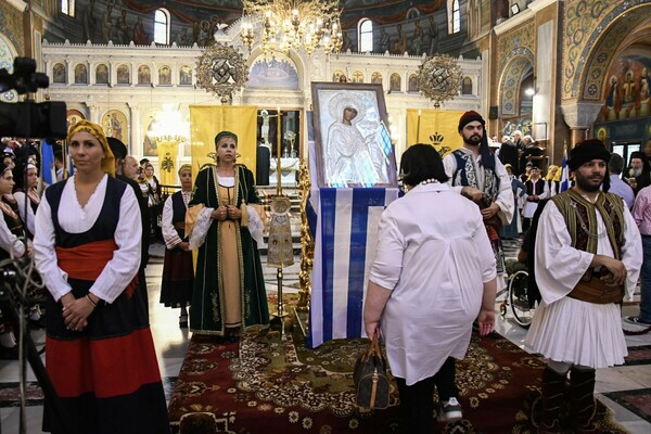 Πένθιμα χτυπούν οι καμπάνες σε όλη την Ελλάδα - Μεσίστιες σημαίες σε ναούς και μοναστήρια