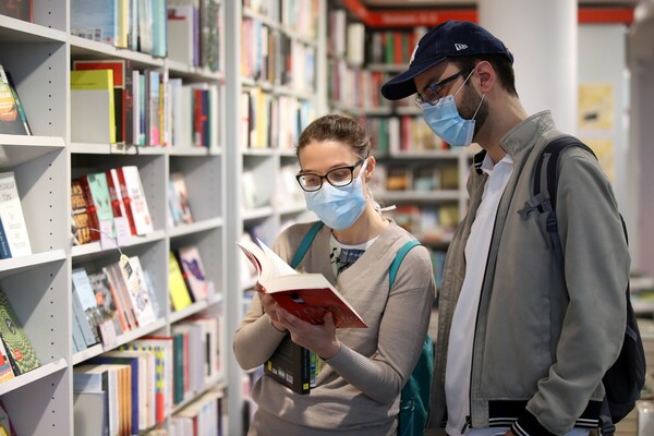 Αλυσίδα βιβλιοπωλείων θα βάζει σε 72ωρη «καραντίνα» όλα τα βιβλία που αγγίζουν οι πελάτες