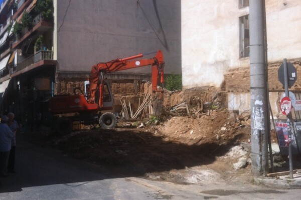 Ο Δήμος Αθηναίωνκατεδαφίζει επικίνδυνα εγκαταλελειμμένα κτίρια