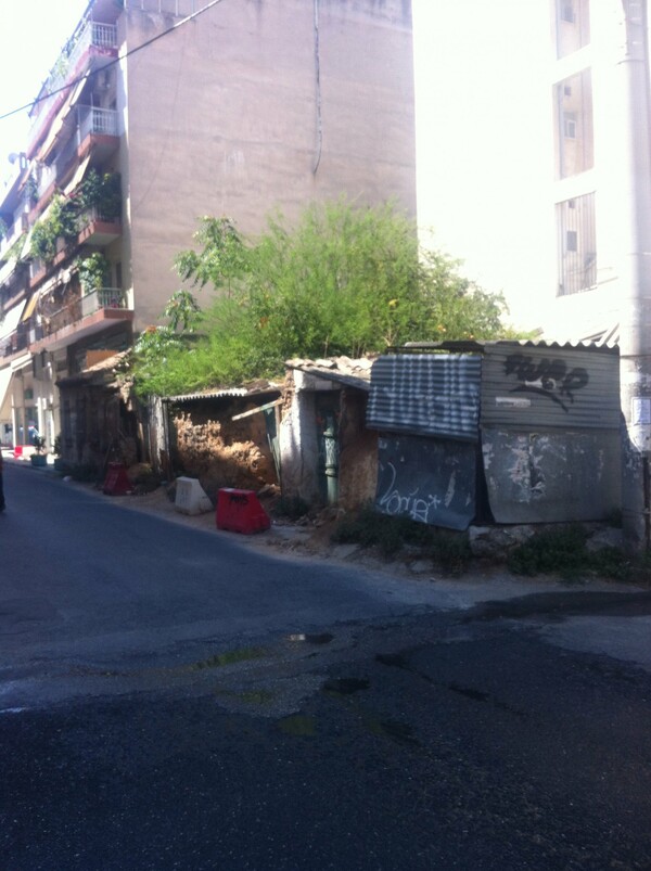 Ο Δήμος Αθηναίωνκατεδαφίζει επικίνδυνα εγκαταλελειμμένα κτίρια