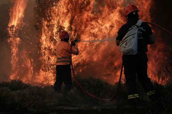 Φωτιά στην Κορινθία: Πύρινο μέτωπο 12 χιλιομέτρων - Προσπαθούν να ανοίξουν αντιπυρικές ζώνες