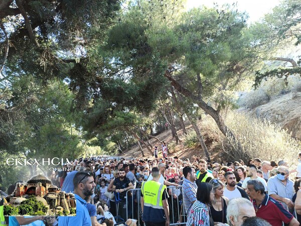 Εικόνες συνωστισμού σε Θεσσαλονίκη και Λυκαβηττό για τον Άγιο Παΐσιο - Ουρές προσκυνητών