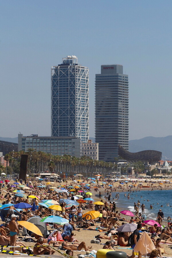 Βαρκελώνη: Γέμισαν οι παραλίες, παρά την οδηγία «μείνετε σπίτι» λόγω κορωνοϊού