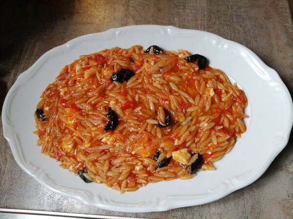 Κριθαράκι με ντομάτα, ελιά και φέτα από τον σεφ Νίκο Καραθάνο