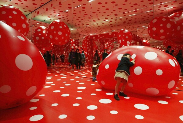 Η Yayoi Kusama αποκαλύπτει στα 91 της «Το Όραμα της Φαντασίας που δεν είχαμε δει ποτέ σε αυτό το μεγαλείο»