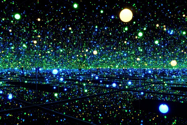 Η Yayoi Kusama αποκαλύπτει στα 91 της «Το Όραμα της Φαντασίας που δεν είχαμε δει ποτέ σε αυτό το μεγαλείο»