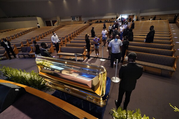 Δολοφονία Τζορτζ Φλόιντ: Σήμερα η κηδεία του, χιλιάδες στο λαϊκό προσκύνημα