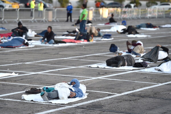 Στο Λας Βέγκας μετέτρεψαν ανοιχτό πάρκινγκ σε «καταφύγιο αστέγων» λόγω κορωνοϊού - Οργή για τις εικόνες