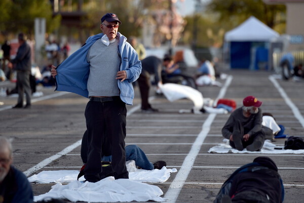 Στο Λας Βέγκας μετέτρεψαν ανοιχτό πάρκινγκ σε «καταφύγιο αστέγων» λόγω κορωνοϊού - Οργή για τις εικόνες