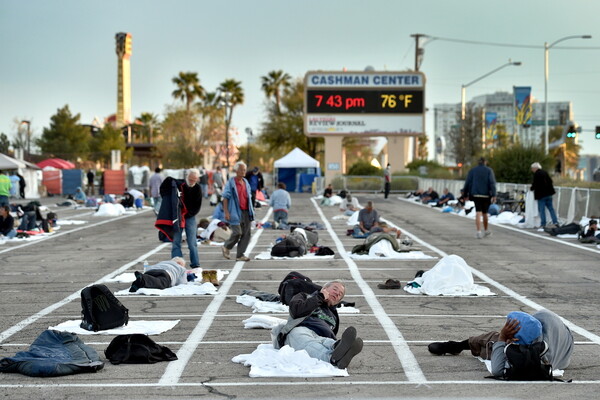 Στο Λας Βέγκας μετέτρεψαν ανοιχτό πάρκινγκ σε «καταφύγιο αστέγων» λόγω κορωνοϊού - Οργή για τις εικόνες