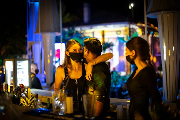 Λοιμωξιολόγος Λαζανάς: Η μάσκα να καθιερωθεί παντού - Ίσως χρειαστεί περιορισμός ωραρίου στα μπαρ