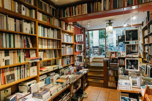 4 ανεξάρτητοι βιβλιοπώλες της Αθήνας μιλούν για τη νέα πραγματικότητα στον κόσμο του βιβλίου