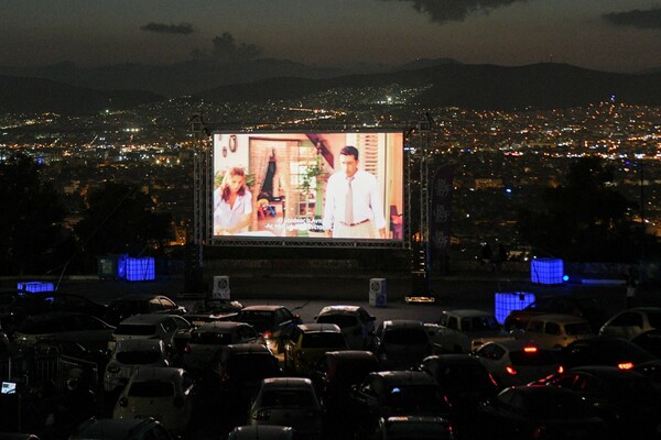 Drive-in με θέα την Αθήνα: Νύχτα κινηματογράφου στον λόφο του Λυκαβηττού