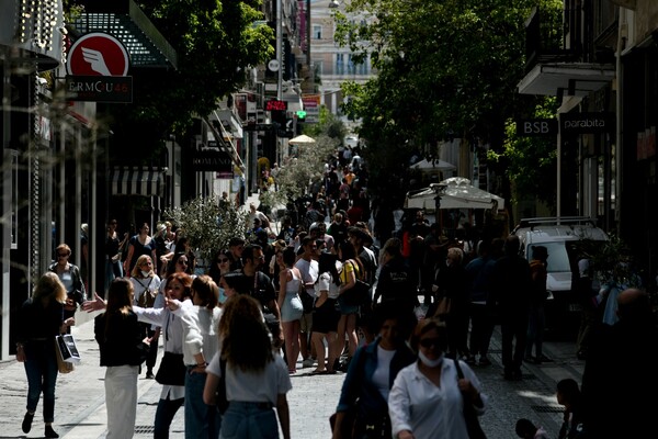 Αισιοδοξία και διστακτικότητα: Εικόνες από την πρώτη μέρα επαναλειτουργίας των καταστημάτων