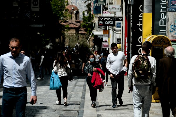 Αισιοδοξία και διστακτικότητα: Εικόνες από την πρώτη μέρα επαναλειτουργίας των καταστημάτων