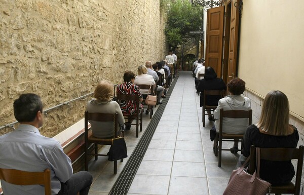 Κενά στασίδια, μάσκες και θεία κοινωνία: Εικόνες από εκκλησίες σε όλη την Ελλάδα