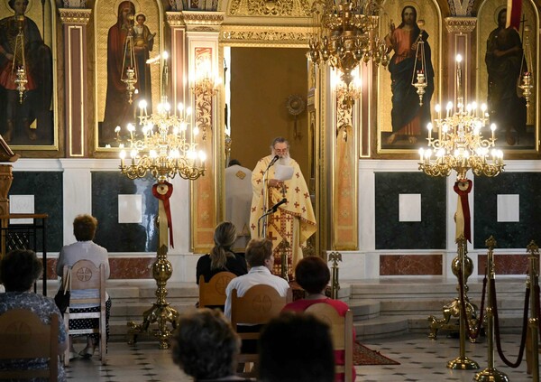 Κενά στασίδια, μάσκες και θεία κοινωνία: Εικόνες από εκκλησίες σε όλη την Ελλάδα