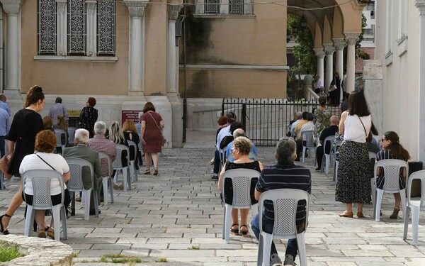 Κενά στασίδια, μάσκες και θεία κοινωνία: Εικόνες από εκκλησίες σε όλη την Ελλάδα