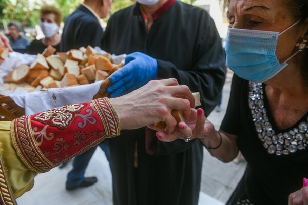 Κενά στασίδια, μάσκες και θεία κοινωνία: Εικόνες από εκκλησίες σε όλη την Ελλάδα
