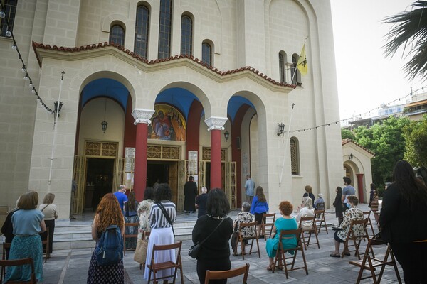 Κενά στασίδια, μάσκες και θεία κοινωνία: Εικόνες από εκκλησίες σε όλη την Ελλάδα