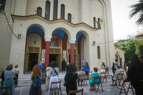 Κενά στασίδια, μάσκες και θεία κοινωνία: Εικόνες από εκκλησίες σε όλη την Ελλάδα