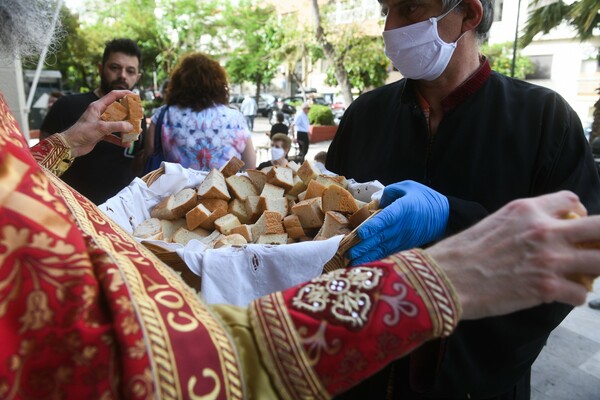 Κενά στασίδια, μάσκες και θεία κοινωνία: Εικόνες από εκκλησίες σε όλη την Ελλάδα