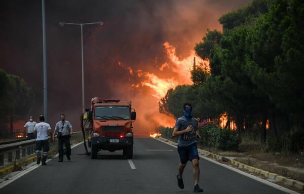 Φωτιά στο Mάτι: Kαθηλωμένα δυο ελικόπτερα λόγω «εγκατάλειψης θέσης» του διοικητή Εναέριων Μέσων