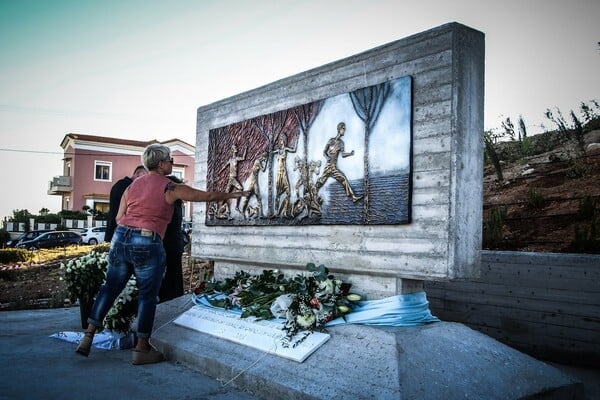 Μάτι: Αποκαλυπτήρια του μνημείου στον Νέο Βουτζά - Για τους 102 νεκρούς της φονικής πυρκαγιάς