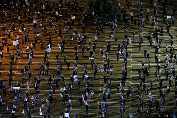 Τελ Αβίβ: Μαζική διαδήλωση 2.000 ατόμων με αποστάσεις ασφαλείας δύο μέτρων και μάσκες