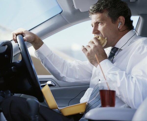 Έρευνα: Μειωμένα τα αντανακλαστικά των οδηγών μετά από το μεσημεριανό γεύμα