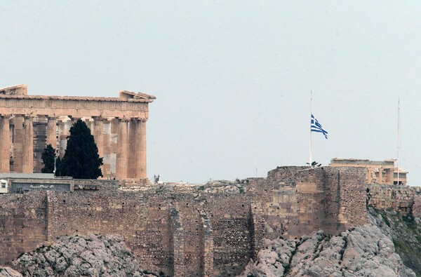 Μεσίστιες οι σημαίες στην Ακρόπολη και τη Βουλή για το «αντίο» στο Μανώλη Γλέζο