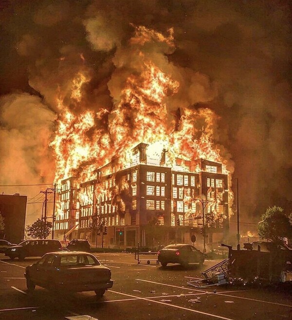 Χάος στη Μινεάπολη: Φωτιές, λεηλασίες και καταστροφές μετά τον θάνατο του Τζορτζ Φλόιντ