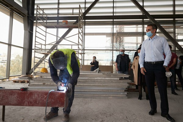 Επίσκεψη Μητσοτάκη στη νέα Πινακοθήκη: «Εμβληματικό σημείο αναφοράς» - Φωτογραφίες από το εσωτερικό