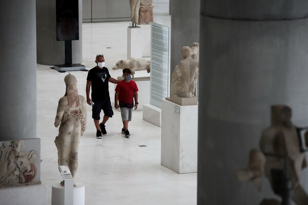 Τα αγάλματα περισσότερα από τους ανθρώπους: Εικόνες από την πρώτη μέρα ανοικτών μουσείων