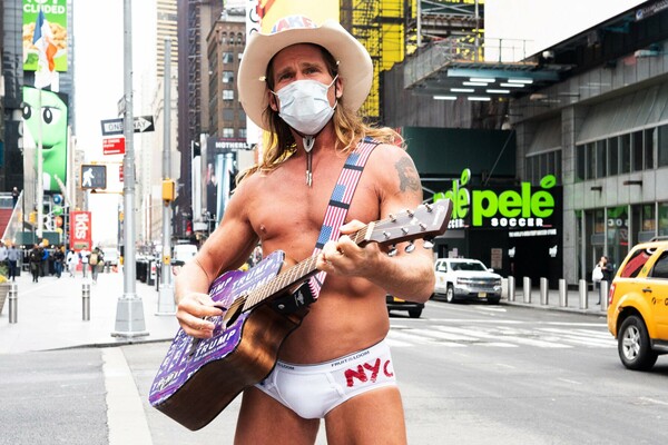 O «Γυμνός Καουμπόι» δεν εγκαταλείπει την Times Square ούτε στην πανδημία