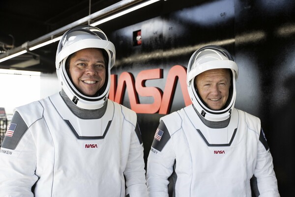 Lift off! Οι αστροναύτες της NASA ξεκίνησαν το ιστορικό ταξίδι τους με τη διαστημική κάψουλα της Space X