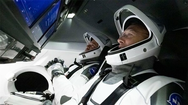 Lift off! Οι αστροναύτες της NASA ξεκίνησαν το ιστορικό ταξίδι τους με τη διαστημική κάψουλα της Space X