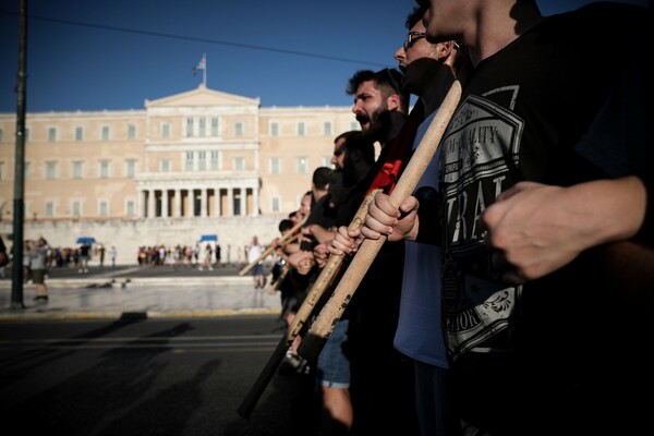 Νομοσχέδιο για τις διαδηλώσεις και τις πορείες: Τι προβλέπει για τους δρόμους και τη διάλυση συναθροίσεων