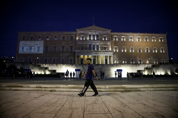 Παγκόσμια Ημέρα Νοσηλευτών: Φωταγώγηση της Βουλής σε ένδειξη ευγνωμοσύνης